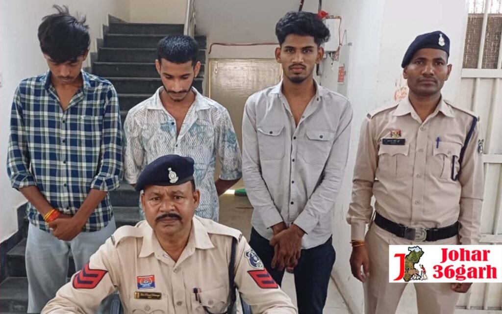 चलती कार की छत पर बैठकर पी रहे थे सिगरेट, पुलिस ने ठोका जुर्माना, विडियो वायरल
