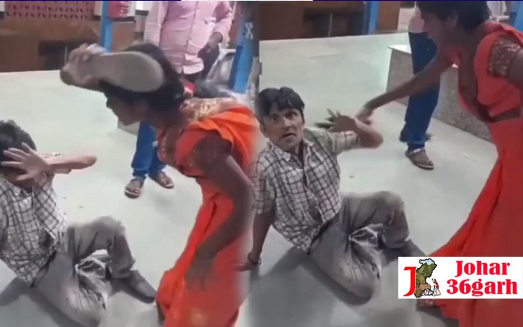 रेलवे स्टेशन पर महिला से कर रहा था छेड़छाड़, गुस्साई महिला ने शराबी युवक की चप्पलों से जमकर पिटाई