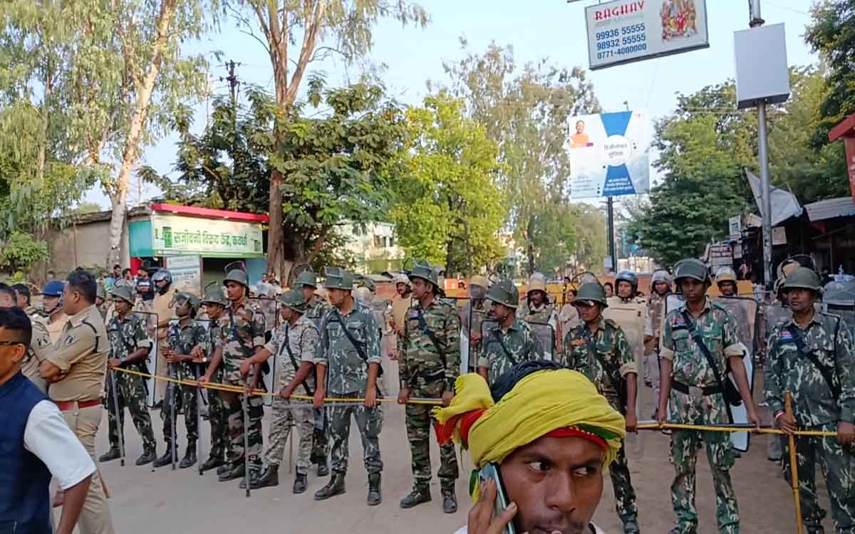 कवर्धा में गोंडवाना समाज और भीम आर्मी का बड़ा प्रदर्शन, उप मुख्यमंत्री का फूंका पुतला, चप्पे चप्पे पर की गई पुलिस की तैनाती 1 कवर्धा में गोंडवाना समाज और भीम आर्मी का बड़ा प्रदर्शन