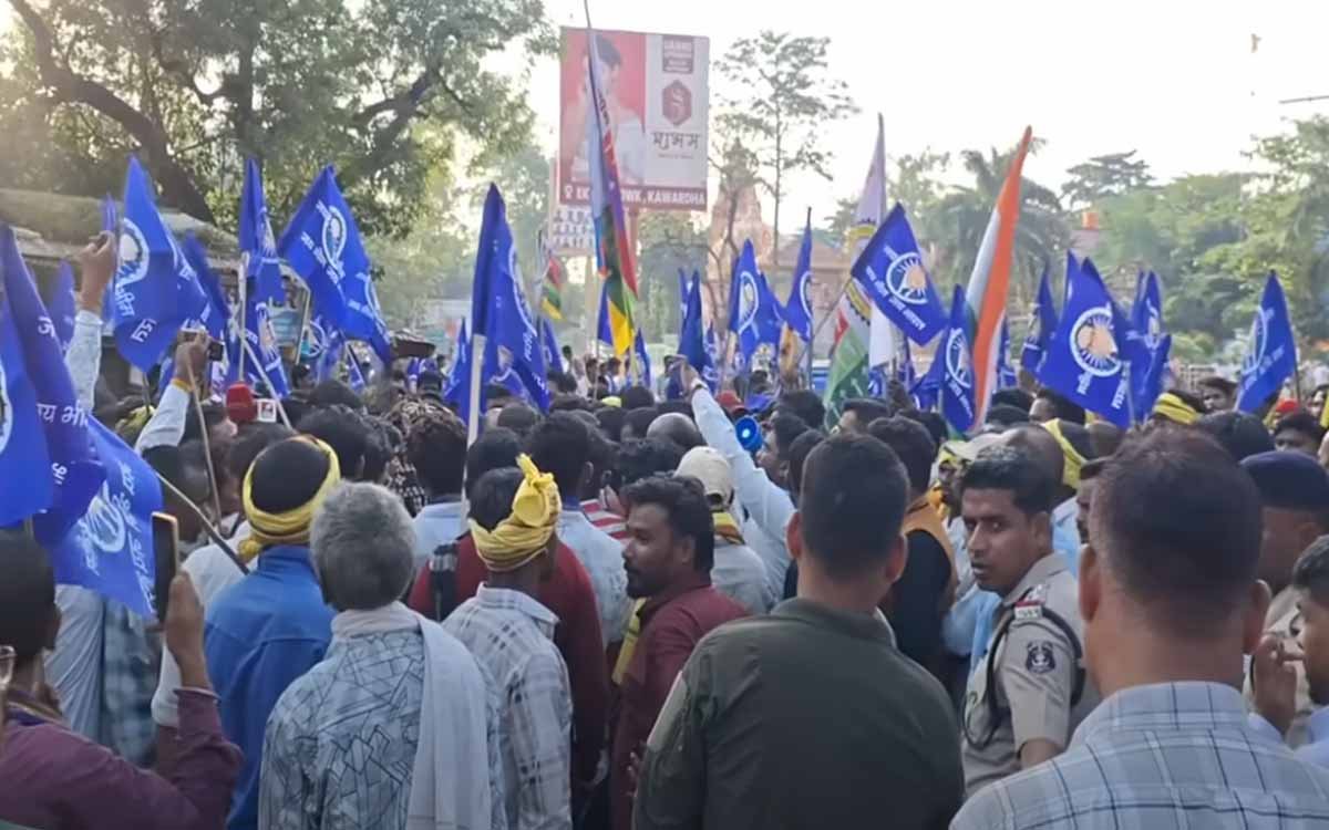 कवर्धा में गोंडवाना समाज और भीम आर्मी का बड़ा प्रदर्शन, उप मुख्यमंत्री का फूंका पुतला, चप्पे चप्पे पर की गई पुलिस की तैनाती 2 कवर्धा में गोंडवाना समाज और भीम आर्मी का बड़ा प्रदर्शन