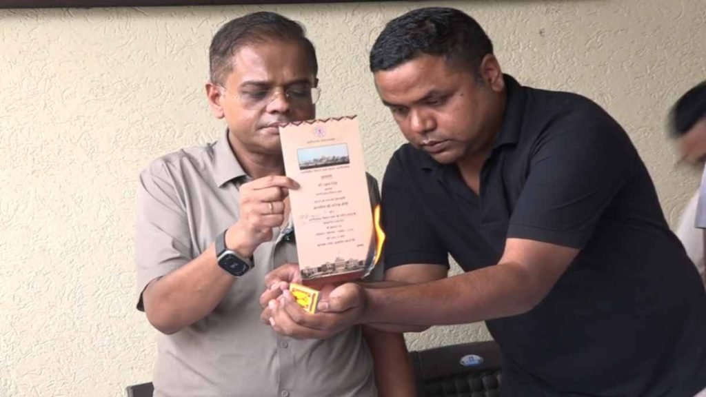 छत्तीसगढ़ में नए विधानसभा भवन में प्रथम सांसद मिनीमाता की उपेक्षा, सतनामी समाज ने जताई नाराजगी, अमित जोगी ने जलाया आमंत्रण पत्र 2 नामकरण को लेकर राजनीति गरमा गई