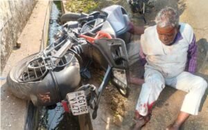 बिलासपुर में स्कूटी और बाइक की आमने-सामने टक्कर