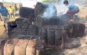 धान खरीदी केंद्र में खरीदी से पहले बारदाने जलकर खाक, लाखों का नुकसान