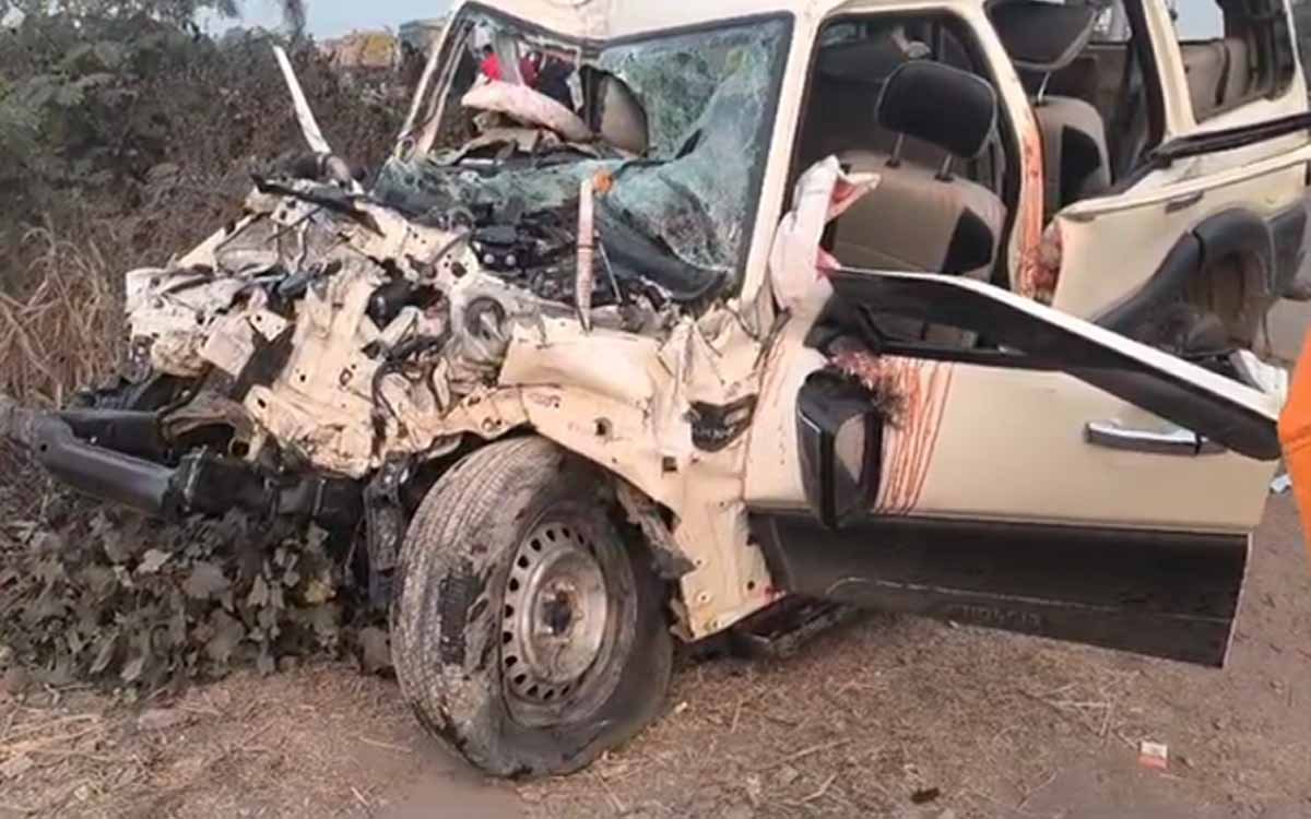 स्कॉर्पियो और ट्रक की आमने-सामने जबरदस्त भिड़ंत