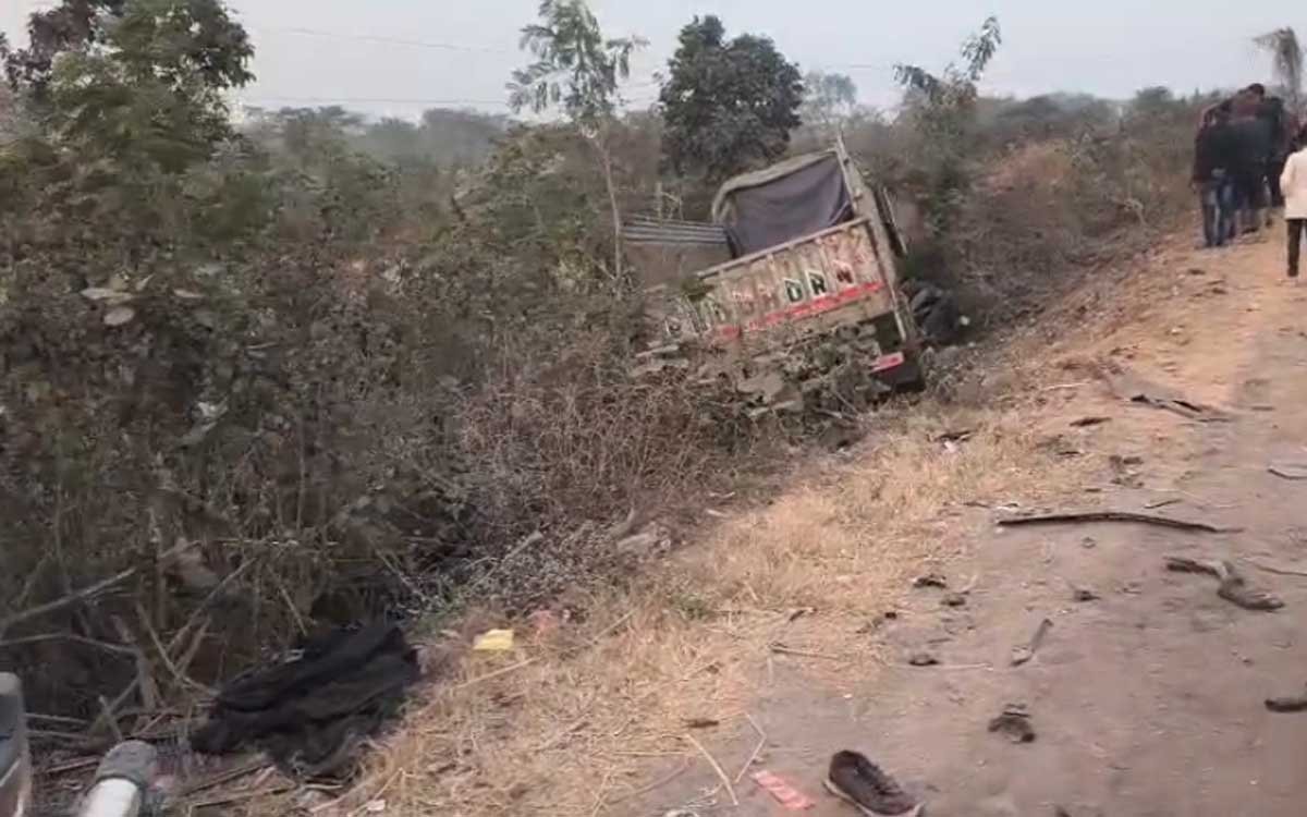 स्कॉर्पियो और ट्रक की आमने-सामने जबरदस्त भिड़ंत