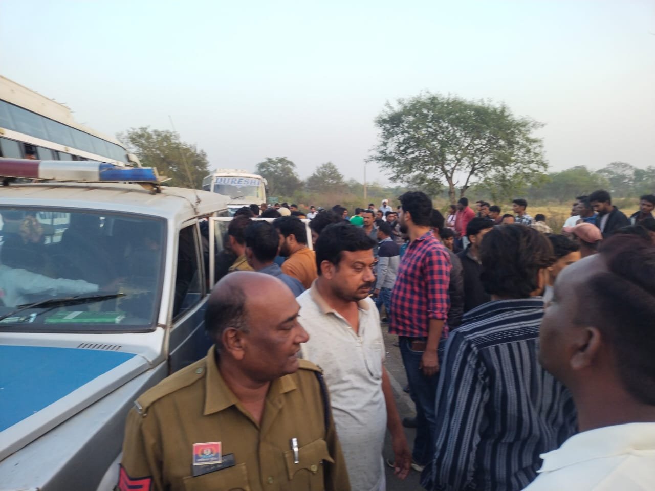 पामगढ़ में कार और सवारी बस में जबरदस्त भिड़ंत