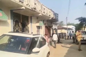 घर के 11 सदस्यों को बांधकर लूट