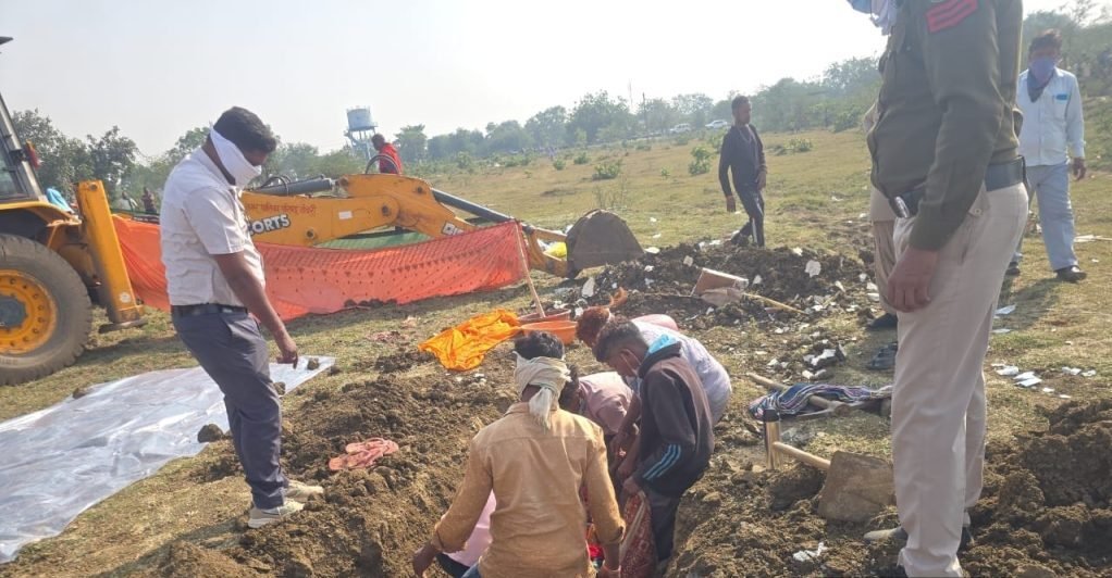 10 दिन बाद कब्र खोदकर बाहर निकाला गया महिला का शव