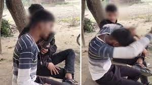 दबंगों ने चप्‍पल पर थूककर इस युवक से चटवाया