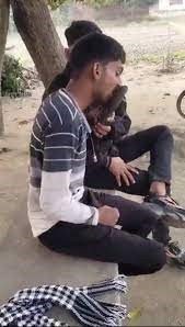 दबंगों ने चप्‍पल पर थूककर इस युवक से चटवाया