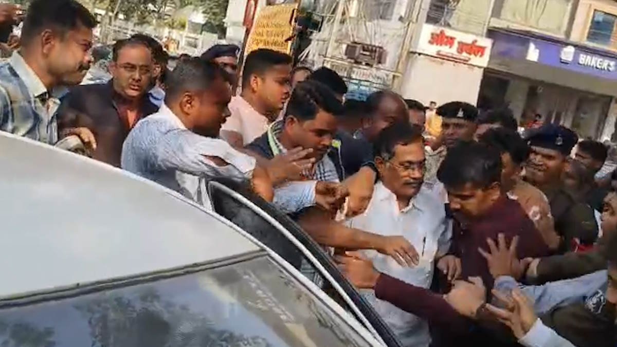 माँ के निधन के बाद भी गिरफ्तारी देने स्वयं थाना पहुंचे अमित बघेल