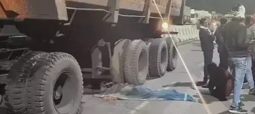 तेज रफ्तार ट्रेलर ने व्यक्ति को कुचला, मौके पर हुई मौत, चालक मौके से फरार, लोगों ने किया जाम