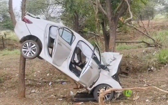 हवा में उछलकर दो पेड़ों के बीच फंसी कार, हादसे को देखकर सभी हैरान