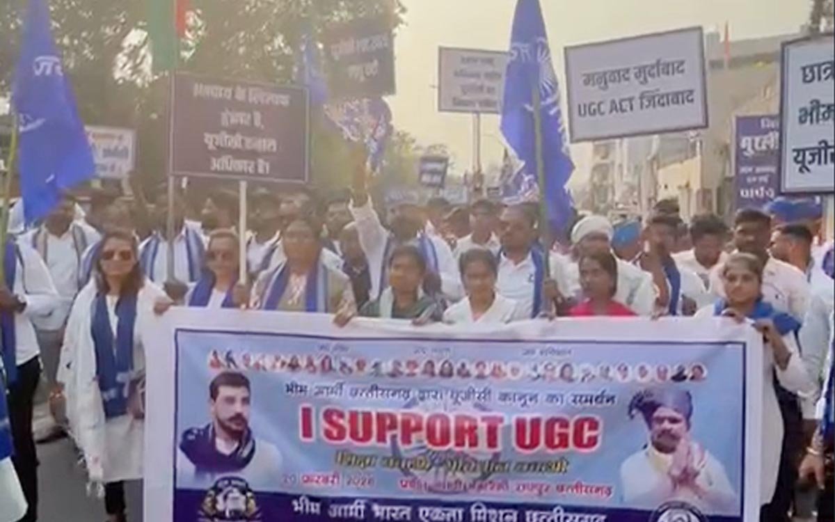 यूजीसी के समर्थन में भीम आर्मी का राजधानी में बड़ा प्रदर्शन, निकाली विशाल रैली, राष्ट्रपति के नाम राज्यपाल को सौंपा ज्ञापन