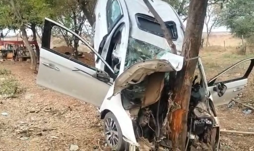 हवा में उछलकर दो पेड़ों के बीच फंसी कार, हादसे को देखकर सभी हैरान
