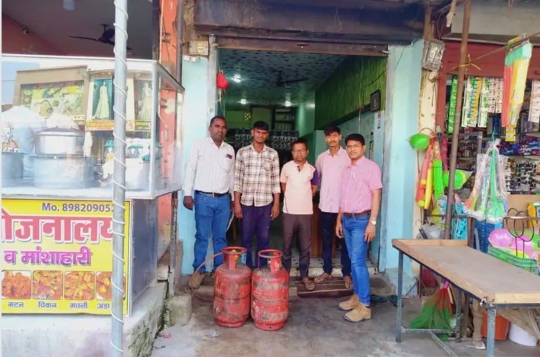 पामगढ़ में खाद्य विभाग की छापामार कार्यवाही, रेस्टोरेंट और ढाबों से 11 घरेलू सिलेंडर जप्त