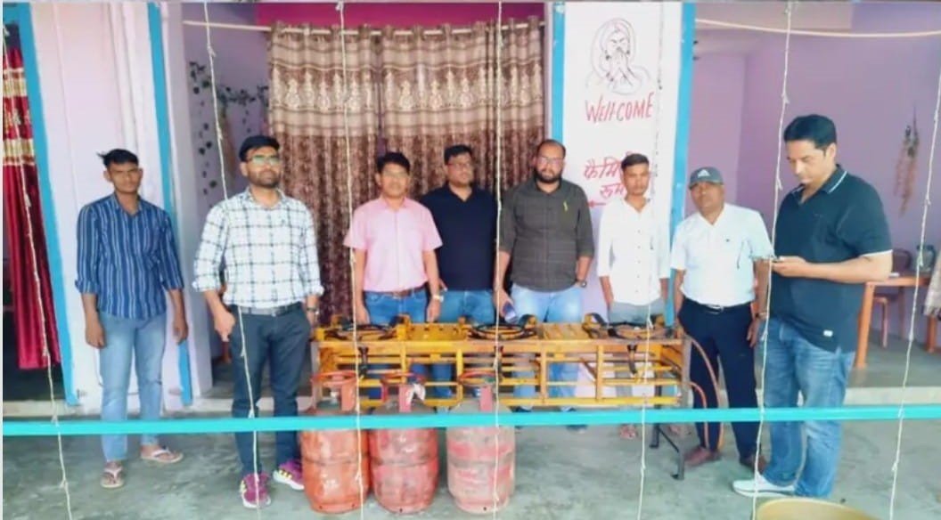 पामगढ़ में खाद्य विभाग की छापामार कार्यवाही, रेस्टोरेंट और ढाबों से 11 घरेलू सिलेंडर जप्त