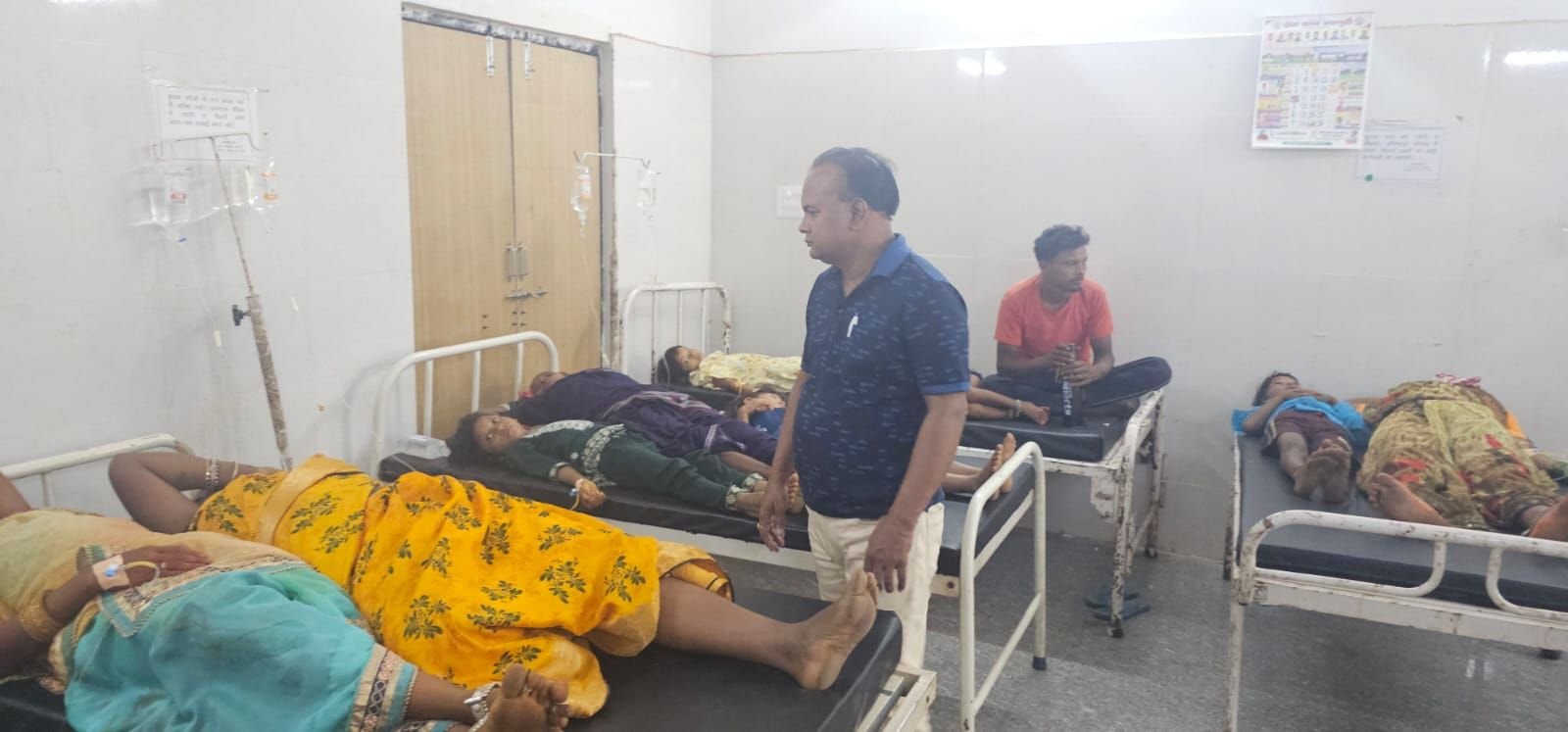 शादी का कार्यक्रम मचा बवाल, फूड पॉइजनिंग बड़ी संख्या में लोग बीमार, कम पड़े बेड, स्वास्थ्य केंद्र में मची अफरा-तफरी