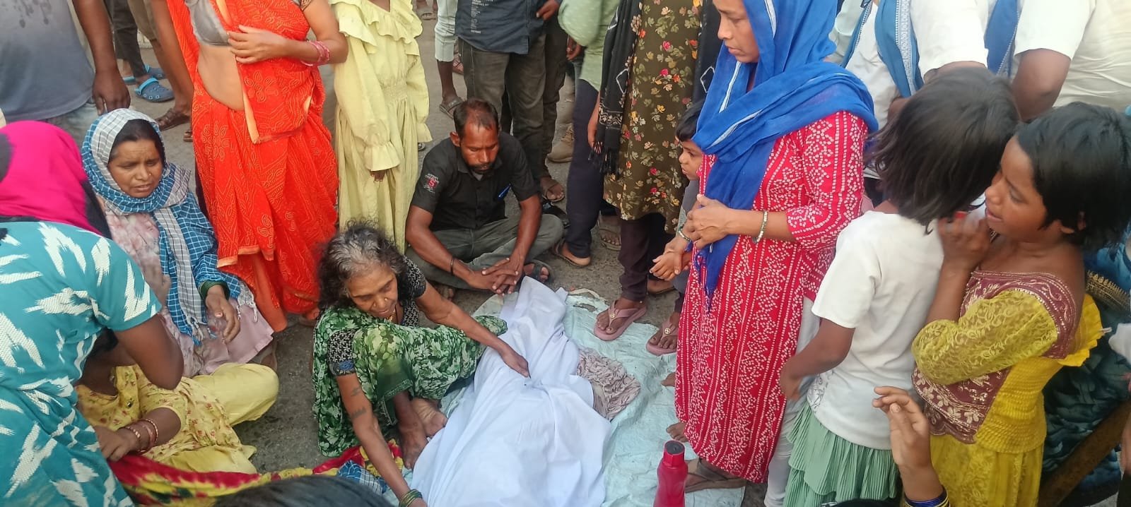 सक्ती में तेज रफ्तार कार की टक्कर से बच्ची की दर्दनाक मौत, गुस्साई भीड़ ने कार में तोड़फोड़, सड़क जामकर किया घंटों हंगामा