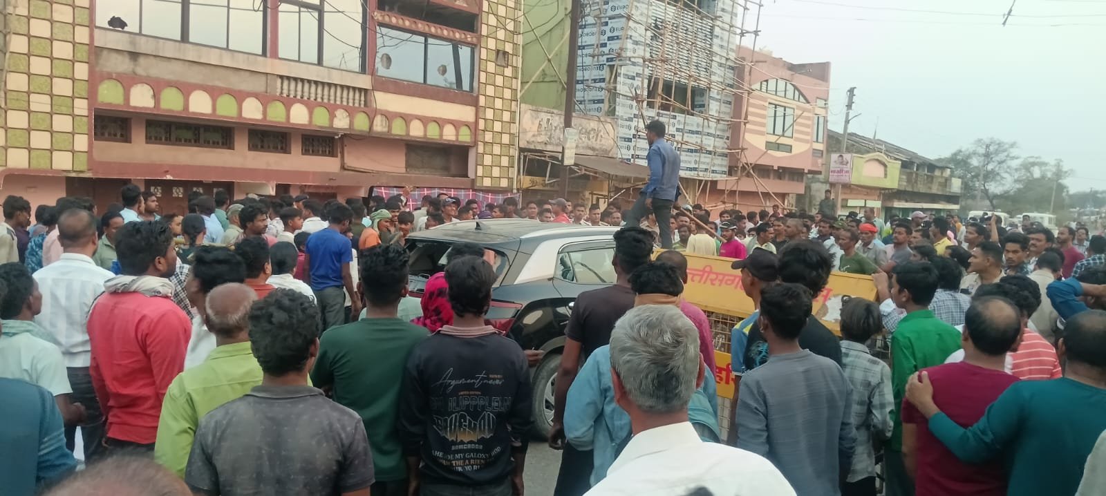 सक्ती में तेज रफ्तार कार की टक्कर से बच्ची की दर्दनाक मौत, गुस्साई भीड़ ने कार में तोड़फोड़, सड़क जामकर किया घंटों हंगामा