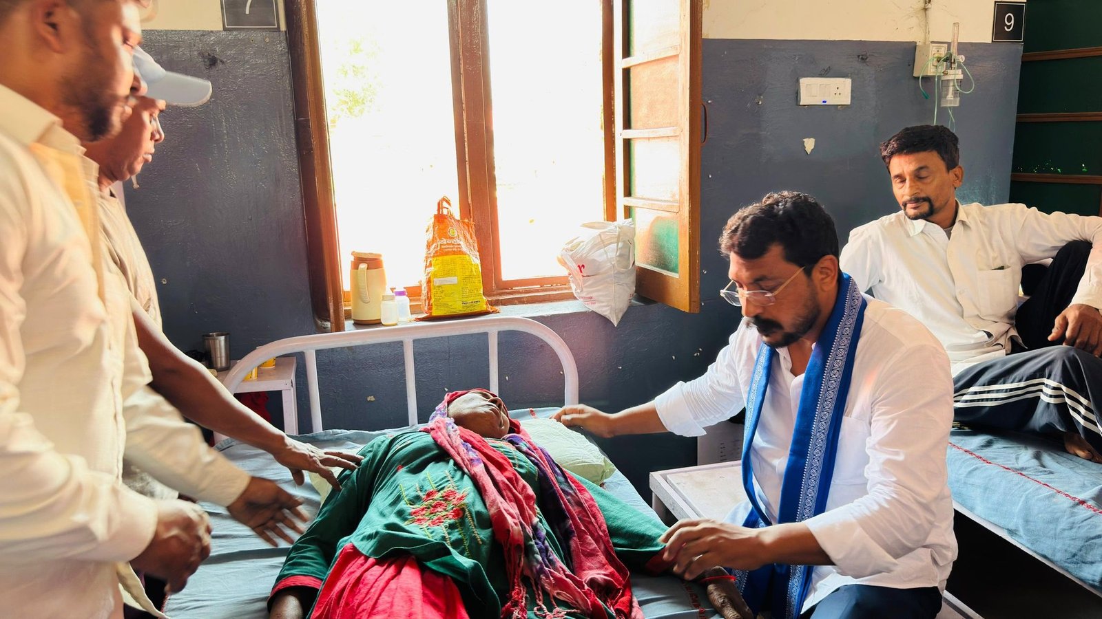 8 घंटे हाउस अरेस्ट के बाद खूनी संघर्ष में घायल पीड़ितों से मिलने पहुंचे सांसद चंद्रशेखर, इलाज को लेकर प्रशासन पर भड़के, चिकित्सकों को लगाई जमकर फटकार 