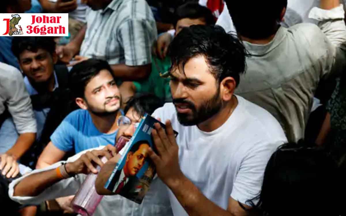 कॉकरोच जनता पार्टी के प्रदर्शन में उमड़ा जान सैलाब, उम्मीद अधिक पहुंचे लोग, शिक्षा मंत्री से मांग रहे इस्तीफा