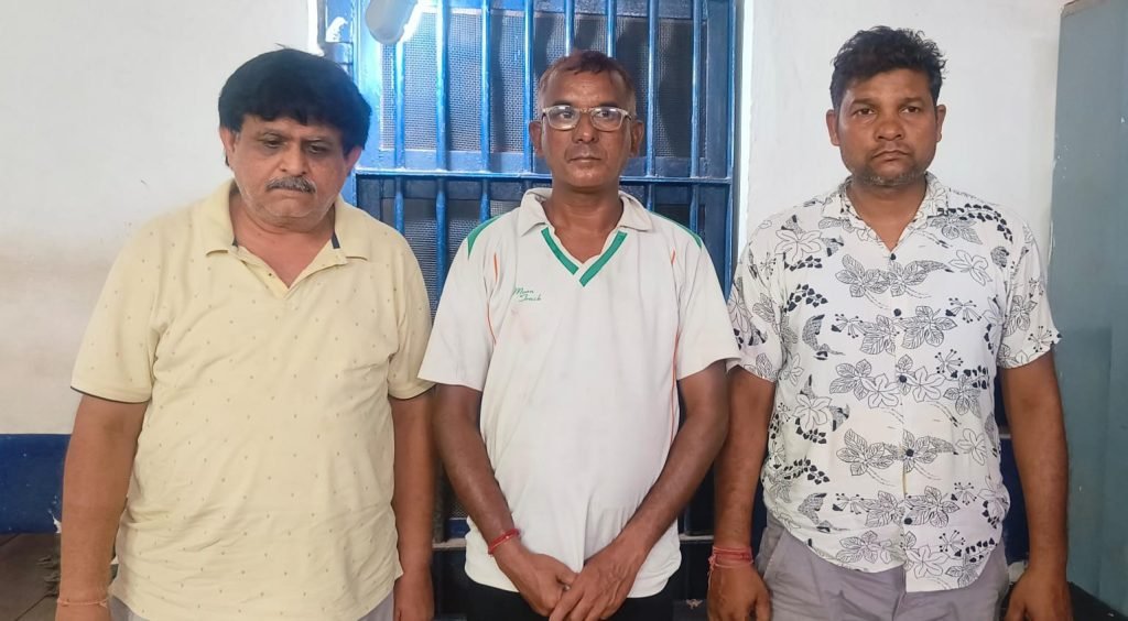 बंद पड़े लॉज की आड़ में सेक्स रैकेट, आपत्तिजनक स्थिति में मिले तीन युवतियां और दो युवक, चार मोबाइल फोन और 80 कंडोम पैकेट जब्त