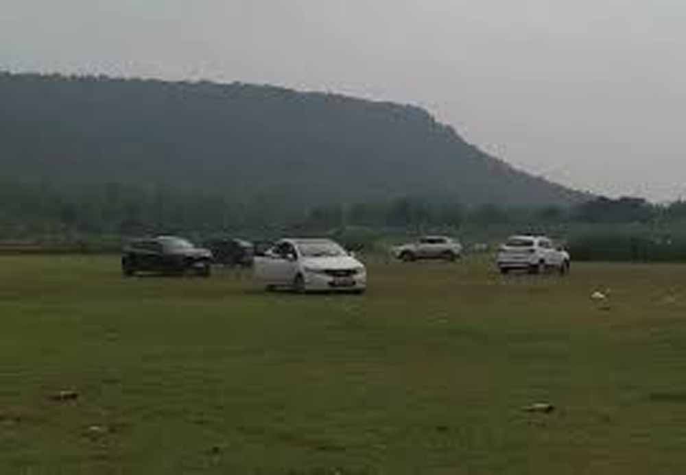 छत्तीसगढ़ के पर्यटन स्थल पर कार से खतरनाक स्टंट