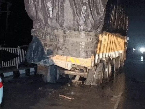हाईवे पर भीषण हादसा, ट्रक में घुसी कार, पूर्व MLA के परिवार के 5 लोगों की मौत