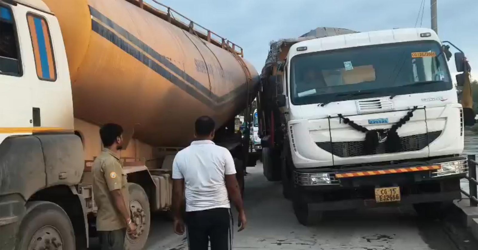 शिवरीनारायण पुल पर कैप्सूल और ट्रेलर हुई खराब, दोनों ओर वाहनों की लगी लंबी कतार, दोनों जिला का टूटा संपर्क