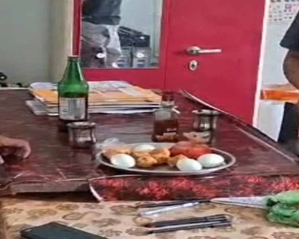 छत्तीसगढ़ के स्कूल में शिक्षकों की शराब पार्टी का वीडियो वायरल, मचा बवाल