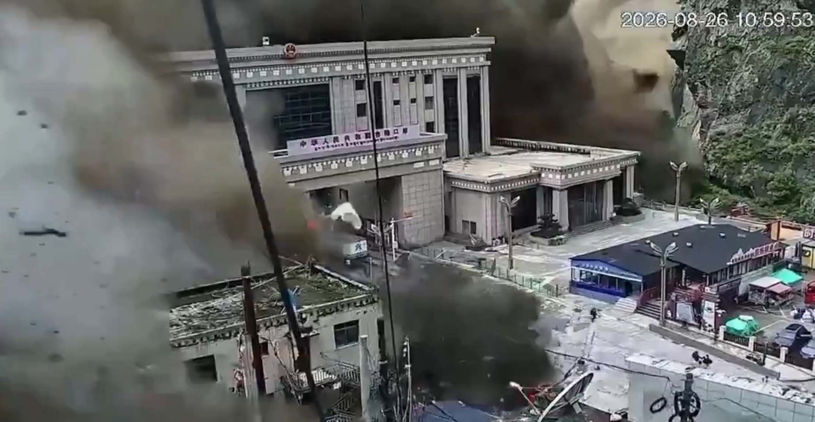 नेपाल में अचानक आई बाढ़ ने कई शहरों में मचाई तबाही, वीडियो में सामने आया खौफनाक मंजर, पल भर में तबाह हुआ बड़े-बड़े पुल
