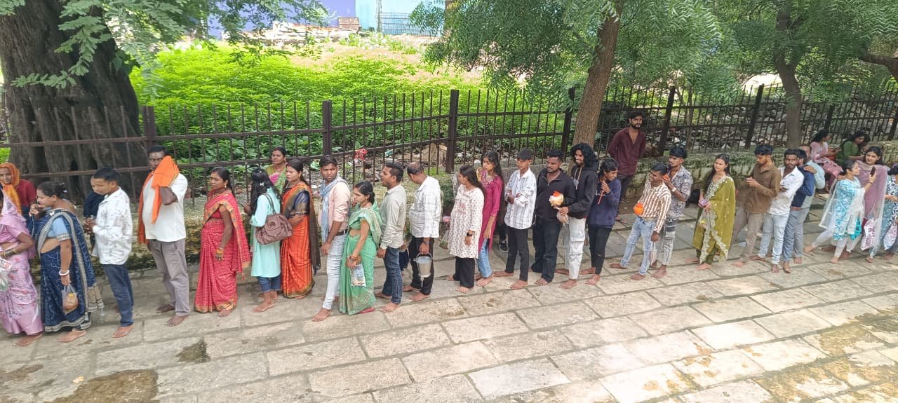 सावन के पहले सोमवार पर भक्तों ने लक्ष्मणेश्वर धाम में श्रद्धा के साथ किया जलाभिषेक, श्रद्धालु और कांवरियों की लंबी कतारें