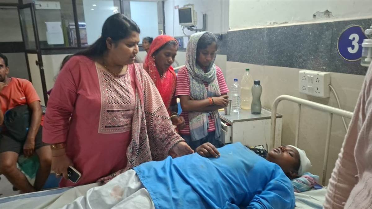 परीक्षा के दौरान छात्र-छात्राओं के ऊपर गिरा सरकारी स्कूल की छत का प्लास्टर, 5 बच्चे घायल, सिर में गंभीर चोट, 3 गंभीर