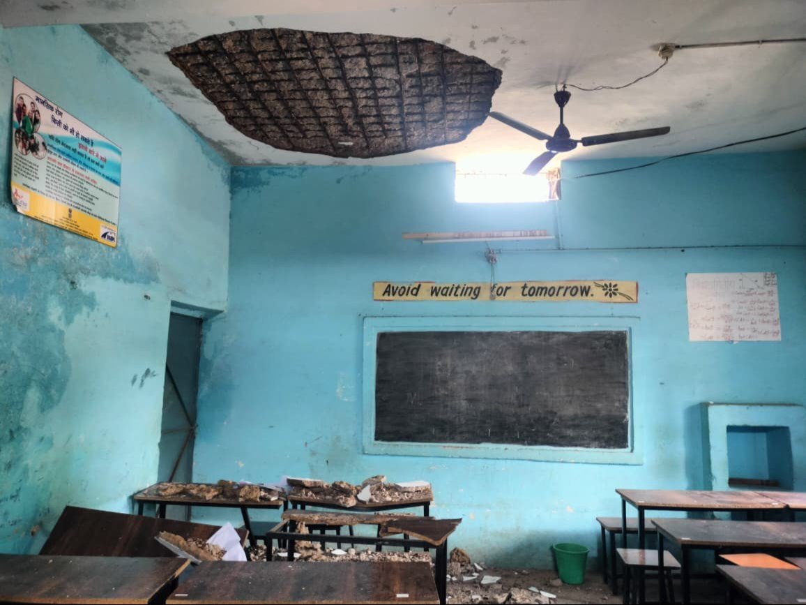 परीक्षा के दौरान छात्र-छात्राओं के ऊपर गिरा सरकारी स्कूल की छत का प्लास्टर, 5 बच्चे घायल, सिर में गंभीर चोट, 3 गंभीर